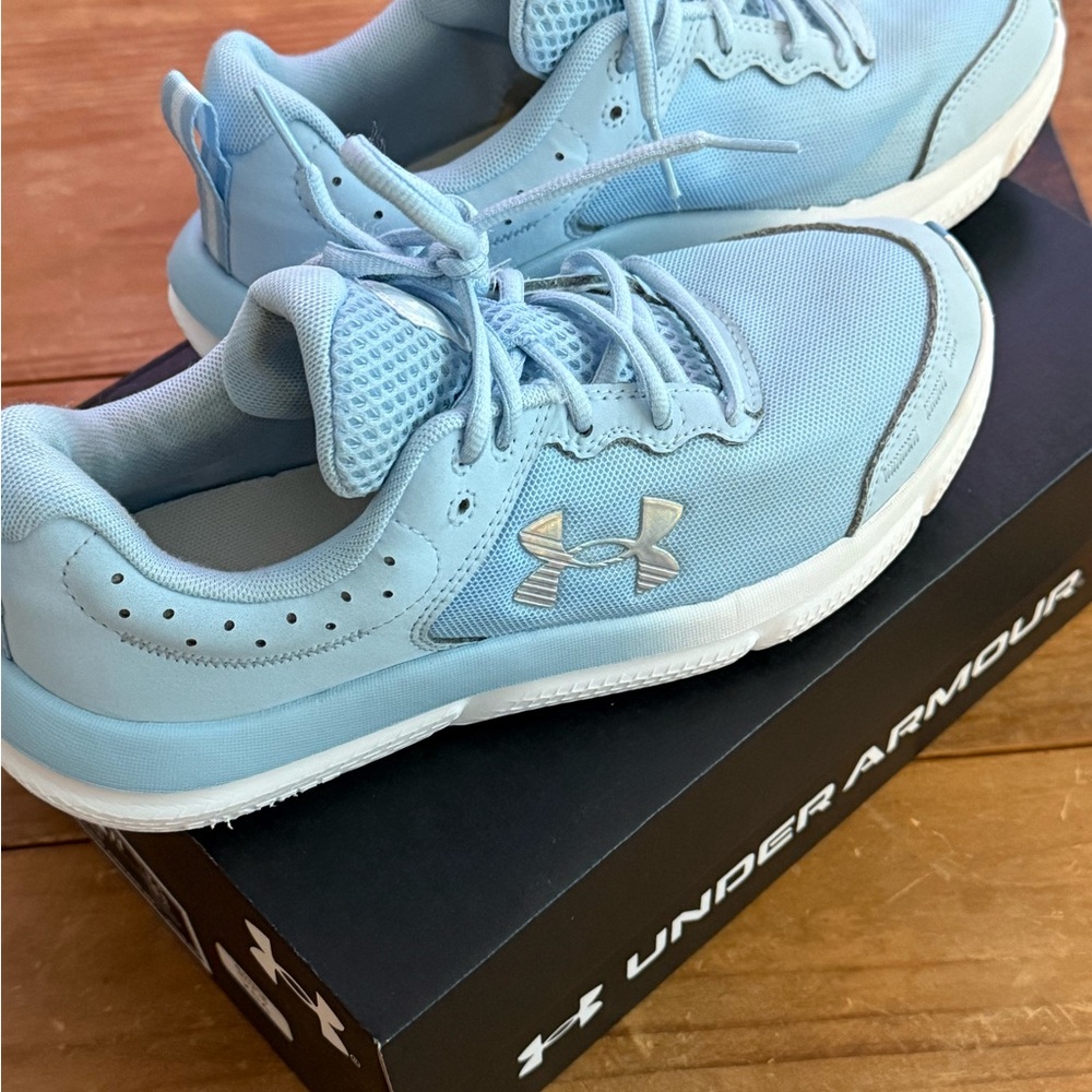 Under Armour Big Kids' Sky Blue Sneakers Girls size 7. Women size 8.5